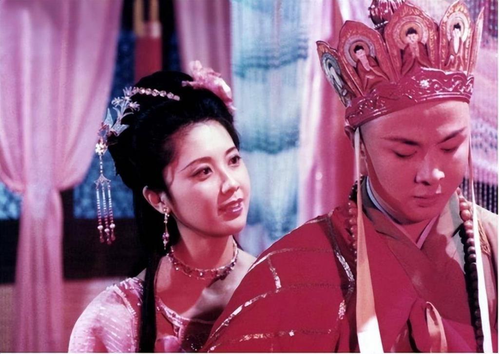 不愧是“内地第一美人”，71岁仍美到窒息，很多人还没从戏里出来