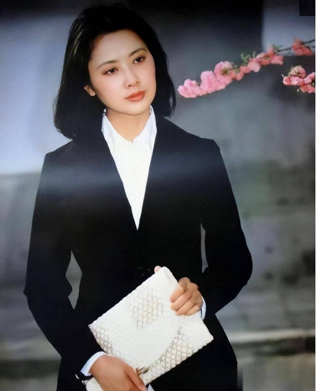 不愧是“内地第一美人”，71岁仍美到窒息，很多人还没从戏里出来