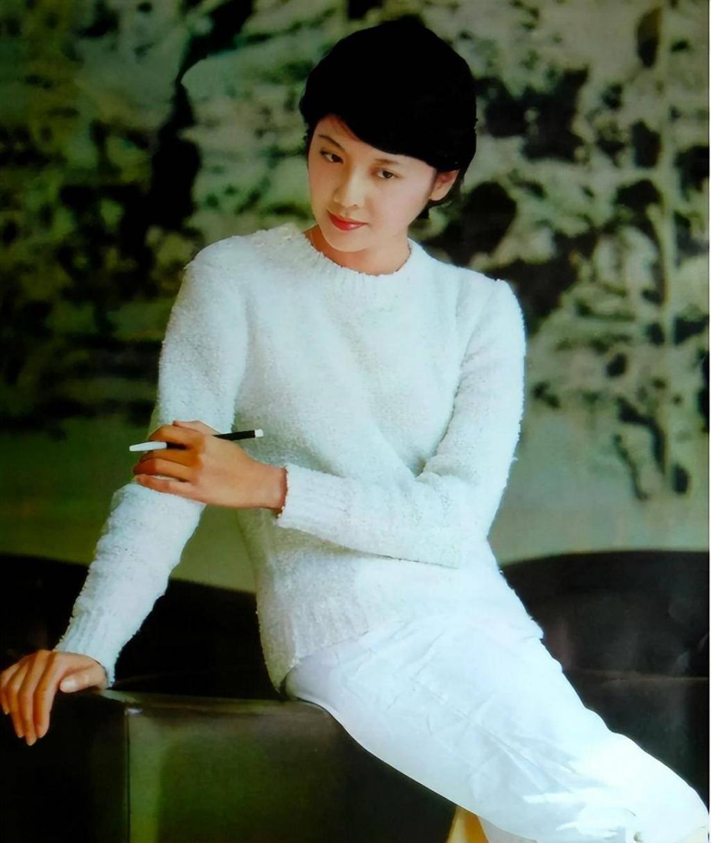 不愧是“内地第一美人”，71岁仍美到窒息，很多人还没从戏里出来