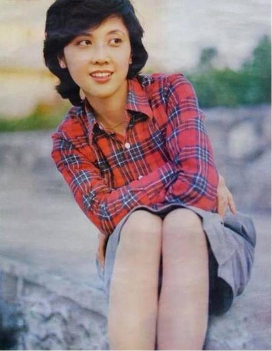 不愧是“内地第一美人”，71岁仍美到窒息，很多人还没从戏里出来