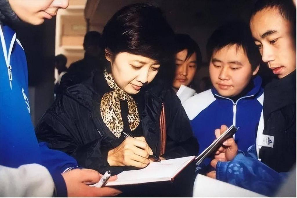 不愧是“内地第一美人”，71岁仍美到窒息，很多人还没从戏里出来