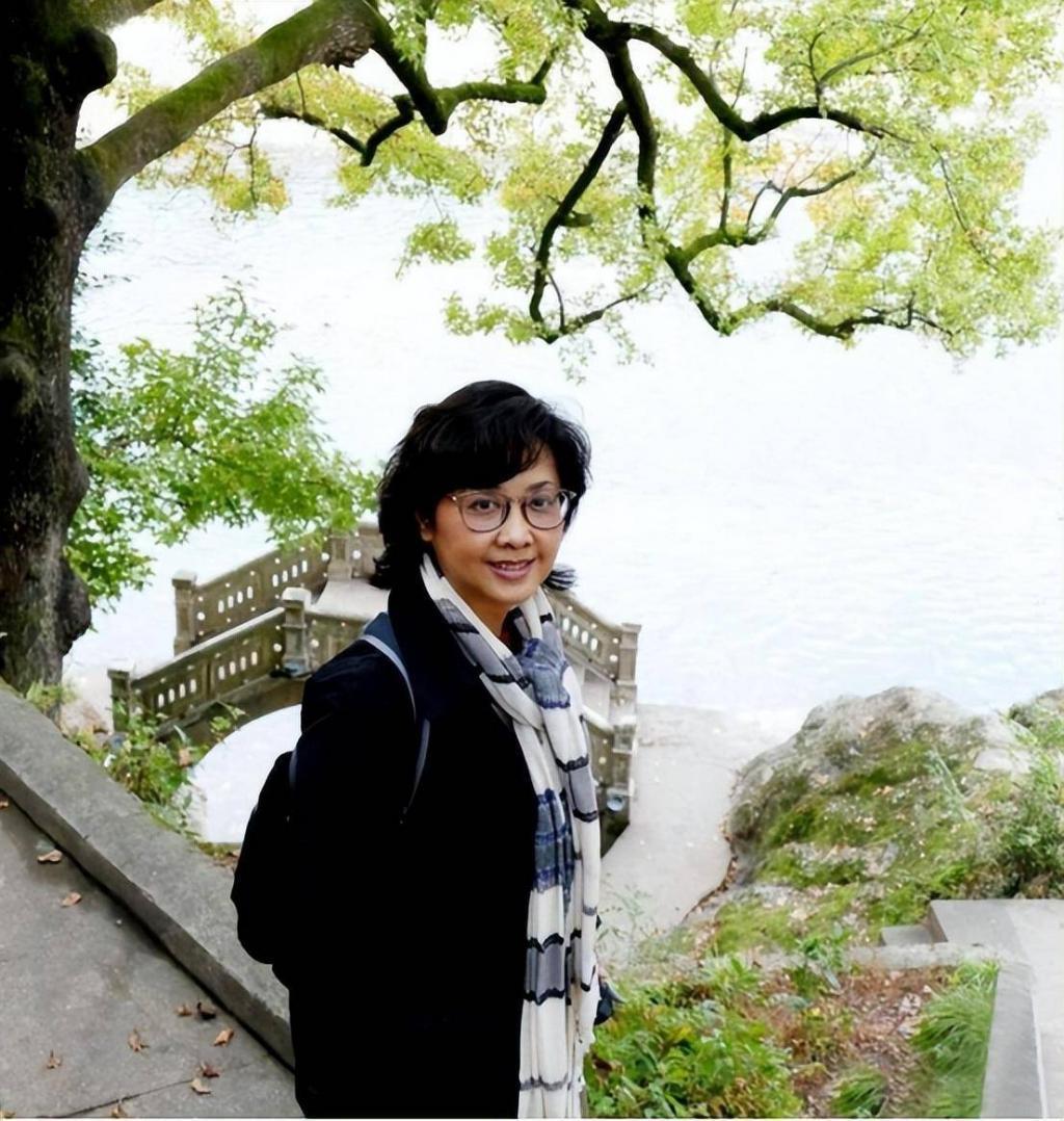 不愧是“内地第一美人”，71岁仍美到窒息，很多人还没从戏里出来