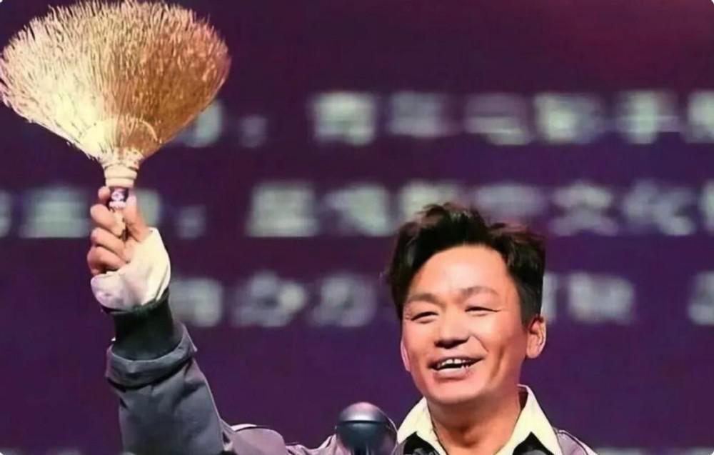 澳门这一夜，被连红毯都懒得走的王宝强圈粉，一脸颓气却最大赢家