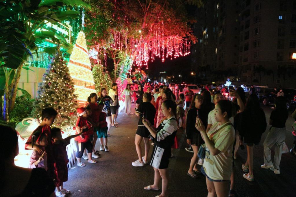 圣诞节越南富人“炫富”，胡志明市一系列“富人街”别墅装饰华丽，人们争相“打卡”