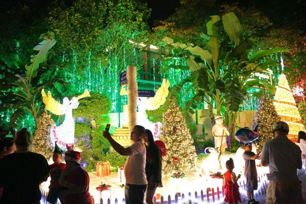 圣诞节越南富人“炫富”，胡志明市一系列“富人街”别墅装饰华丽，人们争相“打卡”