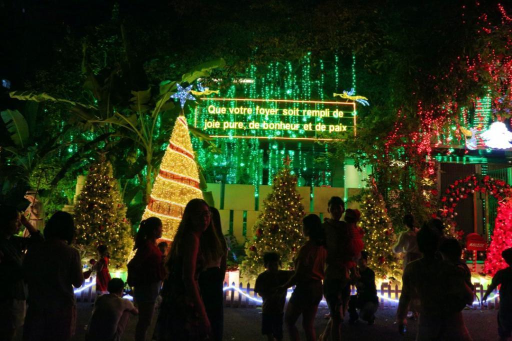 圣诞节越南富人“炫富”，胡志明市一系列“富人街”别墅装饰华丽，人们争相“打卡”