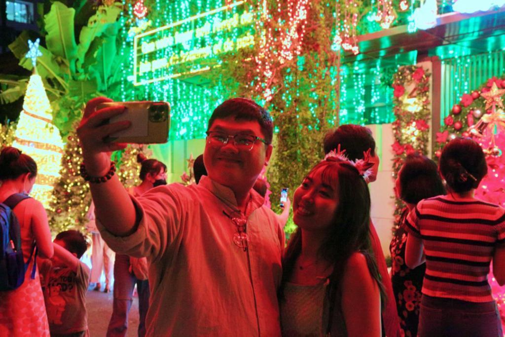 圣诞节越南富人“炫富”，胡志明市一系列“富人街”别墅装饰华丽，人们争相“打卡”