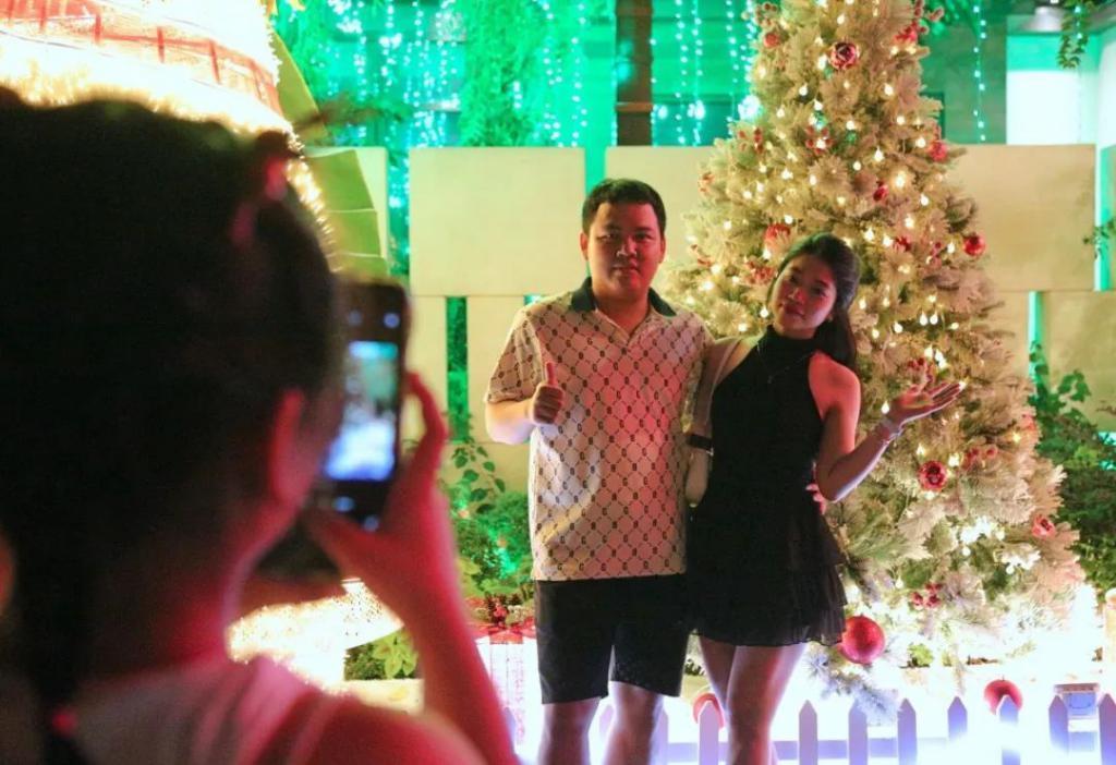 圣诞节越南富人“炫富”，胡志明市一系列“富人街”别墅装饰华丽，人们争相“打卡”