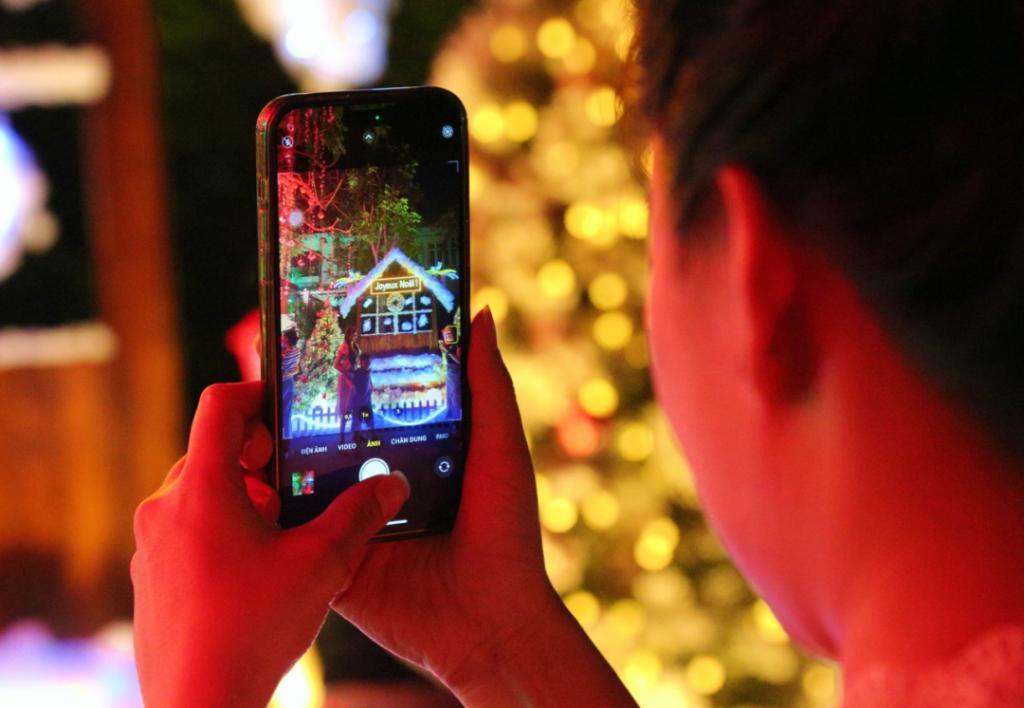 圣诞节越南富人“炫富”，胡志明市一系列“富人街”别墅装饰华丽，人们争相“打卡”