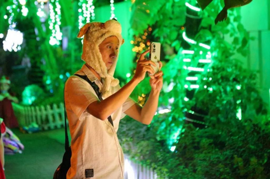 圣诞节越南富人“炫富”，胡志明市一系列“富人街”别墅装饰华丽，人们争相“打卡”