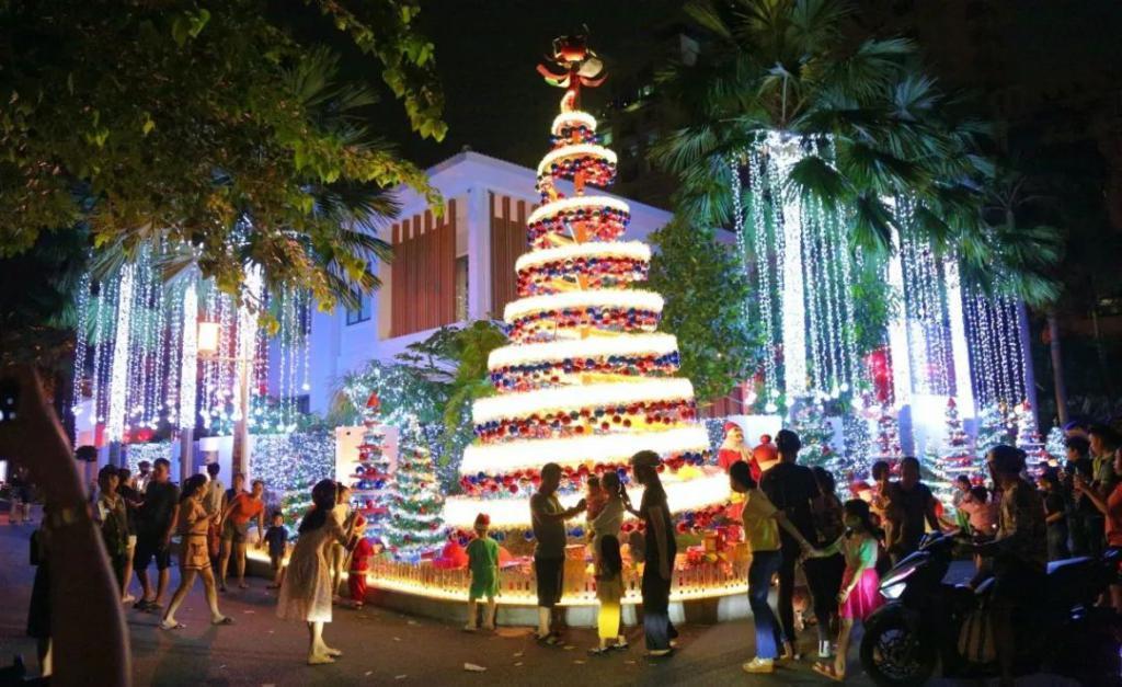 圣诞节越南富人“炫富”，胡志明市一系列“富人街”别墅装饰华丽，人们争相“打卡”