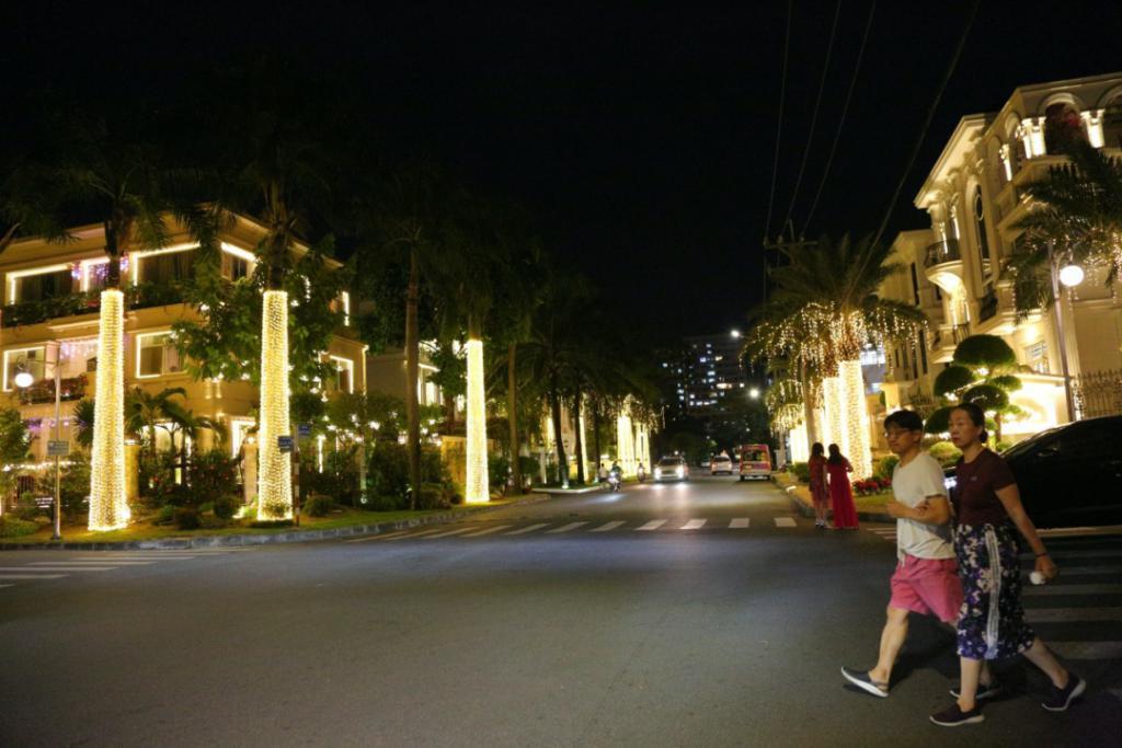 圣诞节越南富人“炫富”，胡志明市一系列“富人街”别墅装饰华丽，人们争相“打卡”