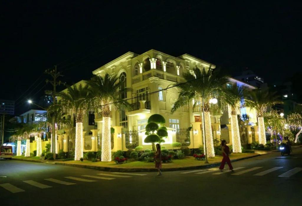 圣诞节越南富人“炫富”，胡志明市一系列“富人街”别墅装饰华丽，人们争相“打卡”