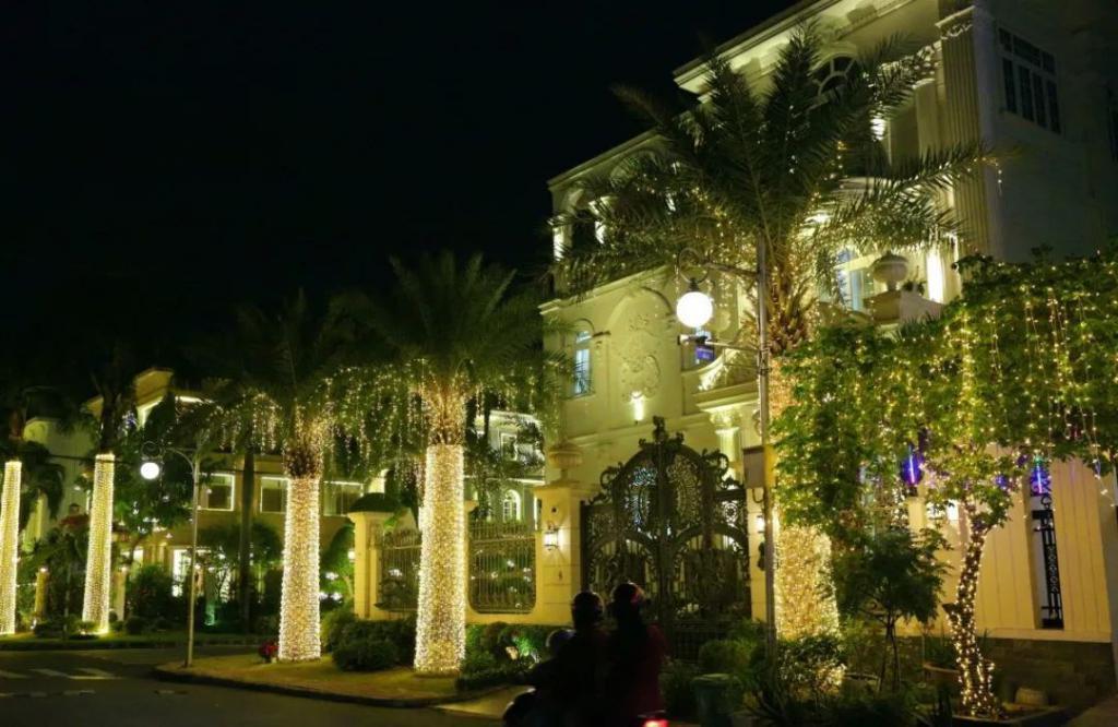 圣诞节越南富人“炫富”，胡志明市一系列“富人街”别墅装饰华丽，人们争相“打卡”