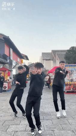 好双标…怎么他火了就被说低俗…