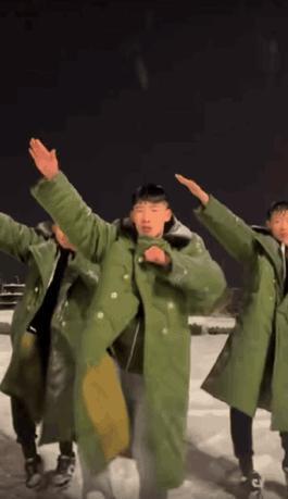 好双标…怎么他火了就被说低俗…