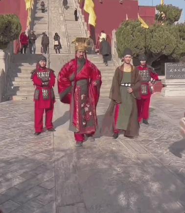 好双标…怎么他火了就被说低俗…