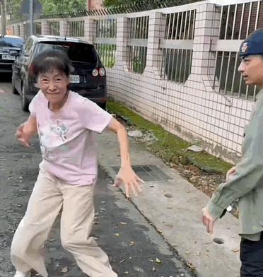 好双标…怎么他火了就被说低俗…