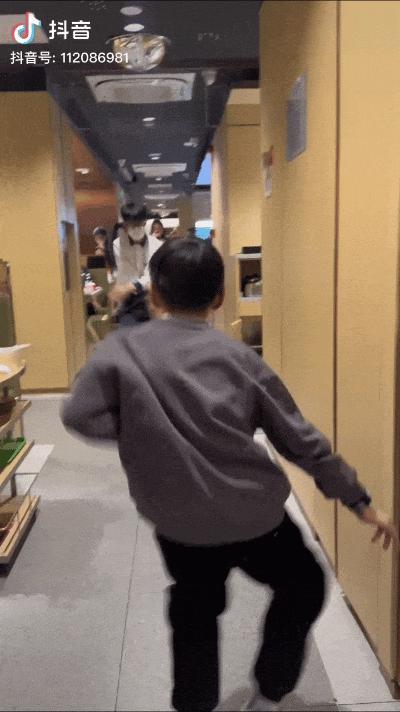 好双标…怎么他火了就被说低俗…