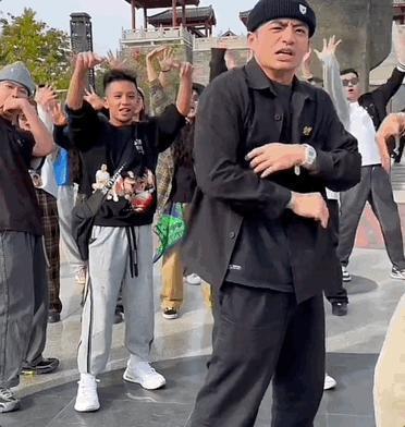 好双标…怎么他火了就被说低俗…