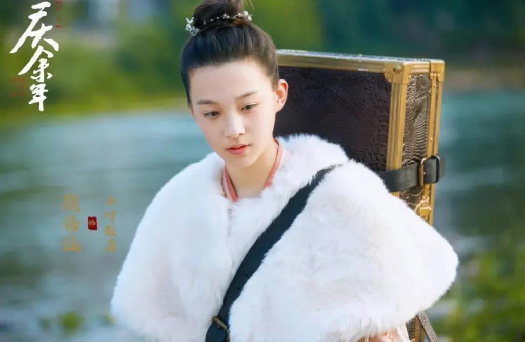 还记得《庆余年》里的小叶轻眉吗？18岁的她长这样…