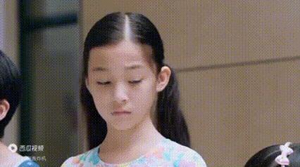 还记得《庆余年》里的小叶轻眉吗？18岁的她长这样…