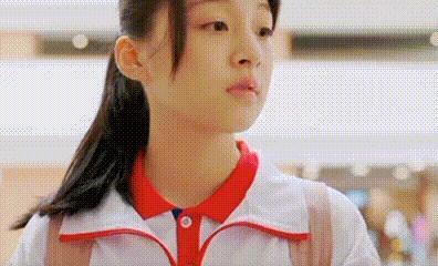 还记得《庆余年》里的小叶轻眉吗？18岁的她长这样…