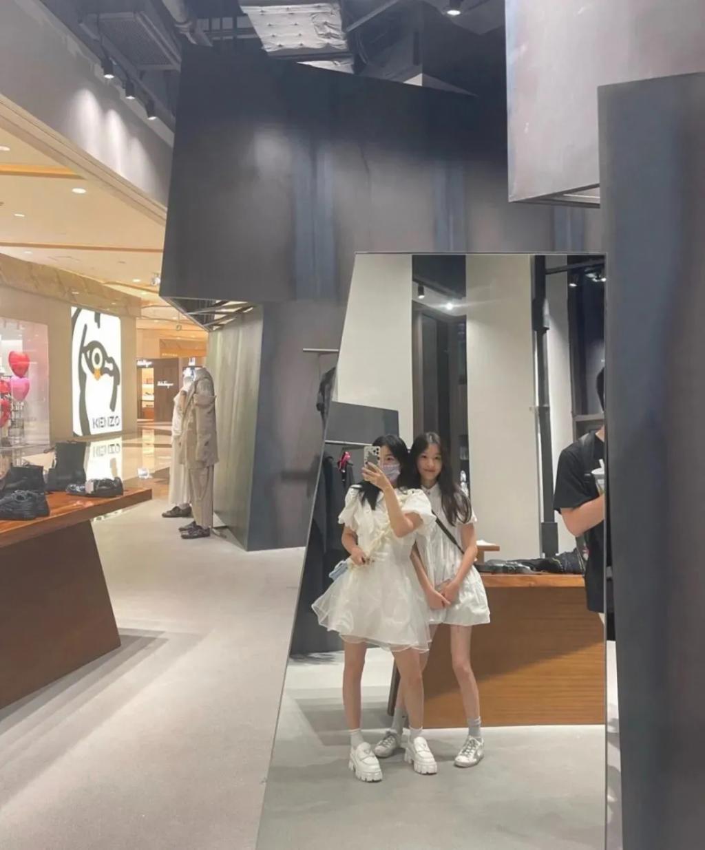 还记得《庆余年》里的小叶轻眉吗？18岁的她长这样…