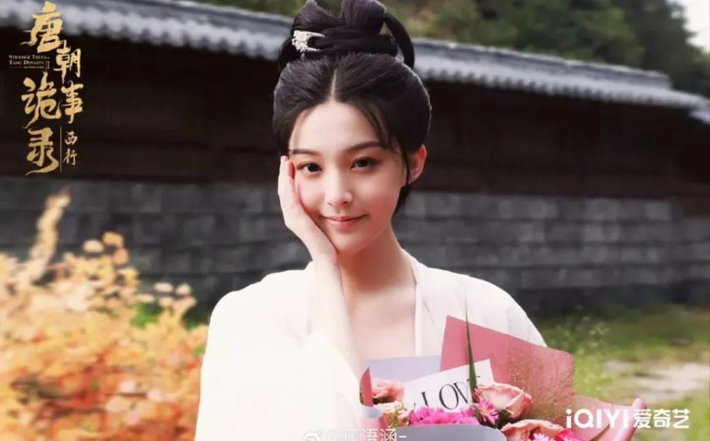 还记得《庆余年》里的小叶轻眉吗？18岁的她长这样…