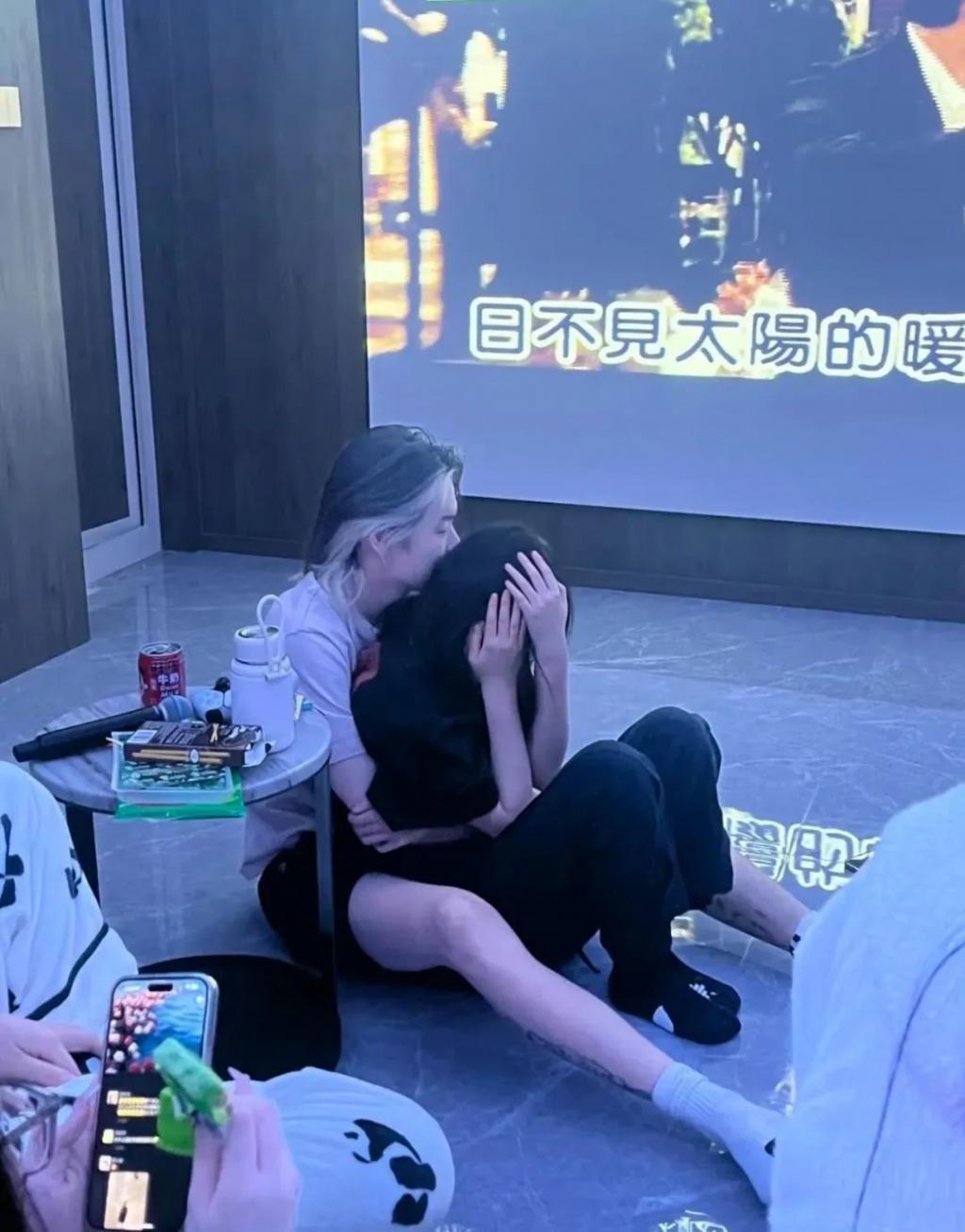 还记得《庆余年》里的小叶轻眉吗？18岁的她长这样…