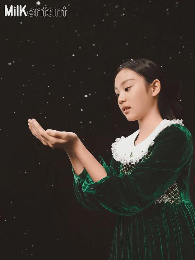 11岁甜馨登时尚杂志封面 演绎冬日大片宛若小公主