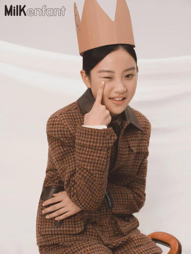 11岁甜馨登时尚杂志封面 演绎冬日大片宛若小公主