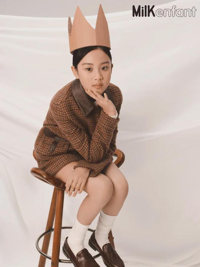 11岁甜馨登时尚杂志封面 演绎冬日大片宛若小公主