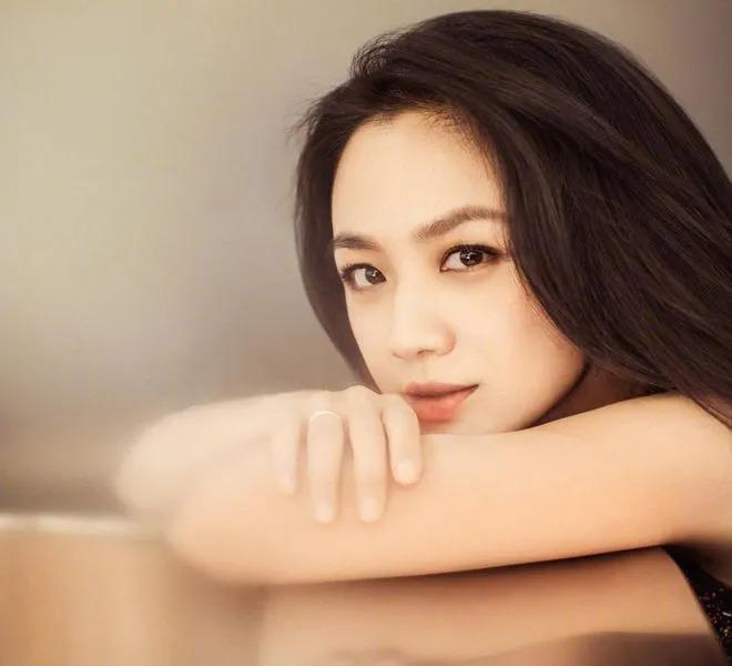 汤唯晒女儿拍的照片庆圣诞，夫妻甜蜜，爱女吃蛋糕好惬意