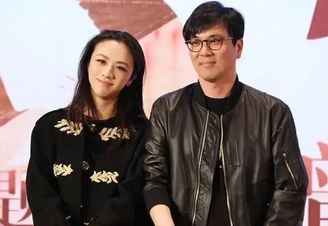 汤唯晒女儿拍的照片庆圣诞，夫妻甜蜜，爱女吃蛋糕好惬意