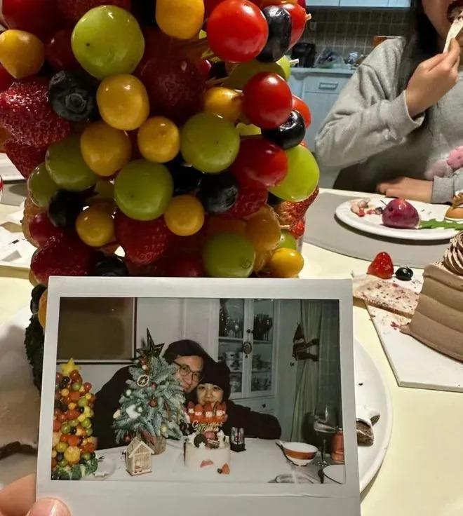 汤唯晒女儿拍的照片庆圣诞，夫妻甜蜜，爱女吃蛋糕好惬意