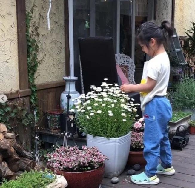 汤唯晒女儿拍的照片庆圣诞，夫妻甜蜜，爱女吃蛋糕好惬意