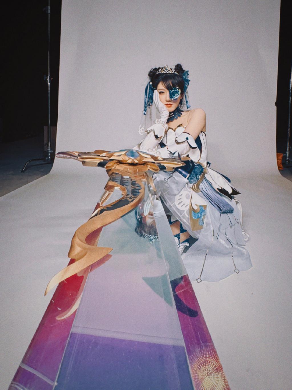 赵露思COS游戏角色 扎双丸子头娇俏可人