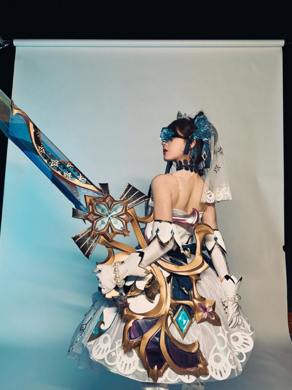 赵露思COS游戏角色 扎双丸子头娇俏可人