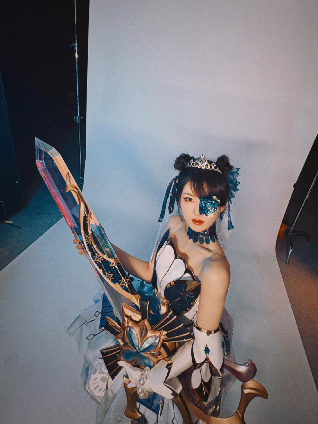 赵露思COS游戏角色 扎双丸子头娇俏可人