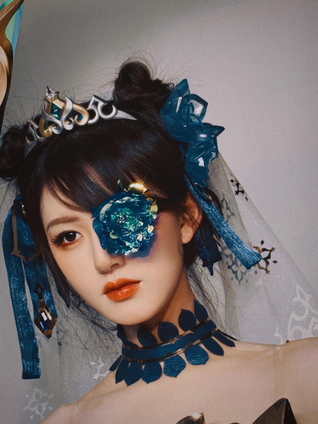 赵露思COS游戏角色 扎双丸子头娇俏可人