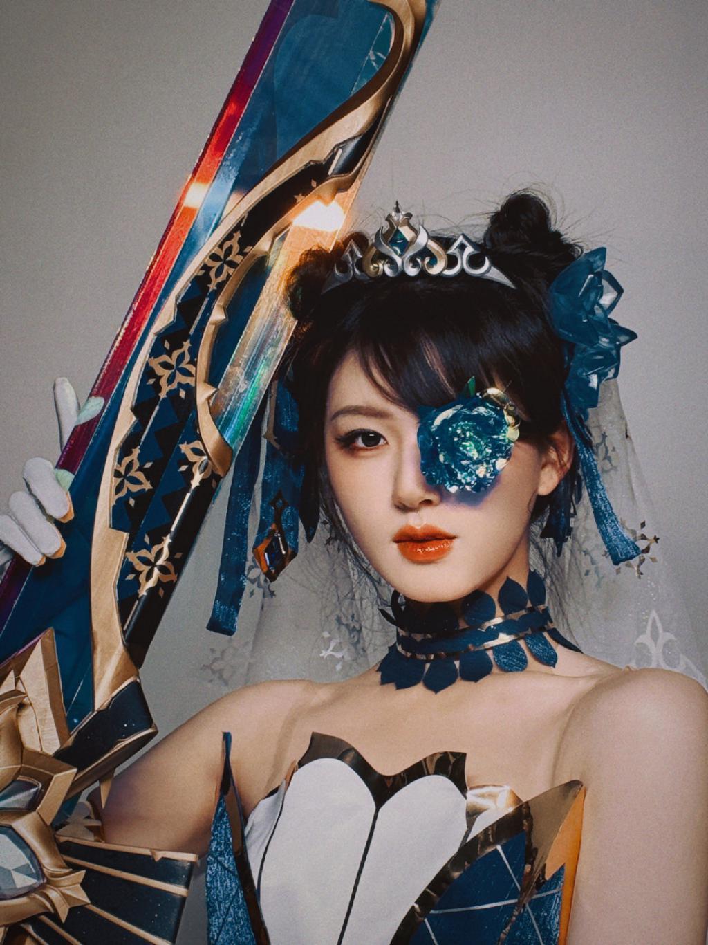 赵露思COS游戏角色 扎双丸子头娇俏可人