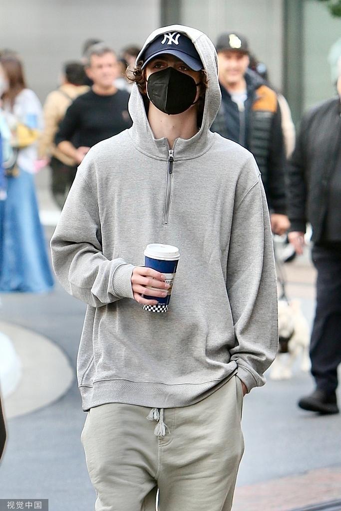 “甜茶”提莫西·查拉梅现身街头购物 手拿咖啡轻松惬意