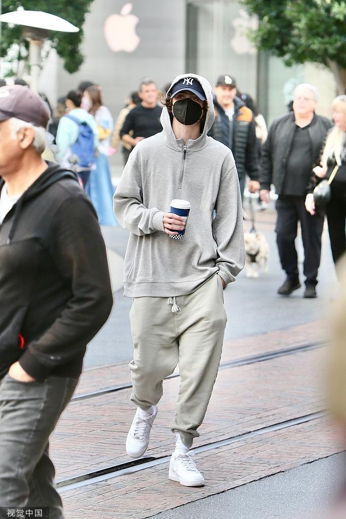 “甜茶”提莫西·查拉梅现身街头购物 手拿咖啡轻松惬意
