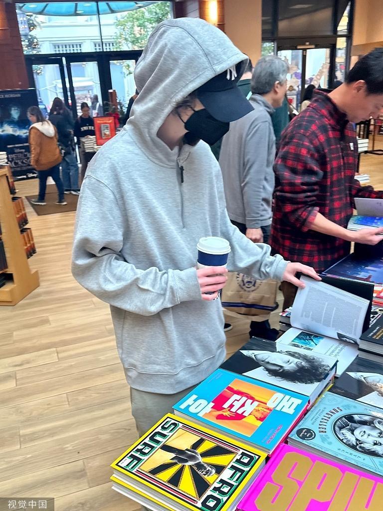 “甜茶”提莫西·查拉梅现身街头购物 手拿咖啡轻松惬意