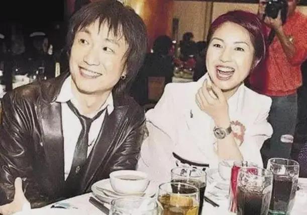 和太子爷正式分手，哭红眼上热搜！