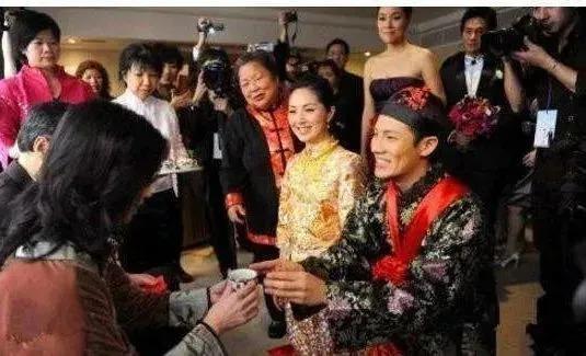 和太子爷正式分手，哭红眼上热搜！