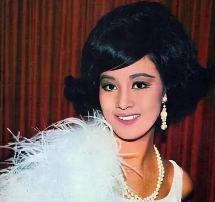 隐忍43年不离婚，丈夫去世后继承70亿财产，史上最强原配