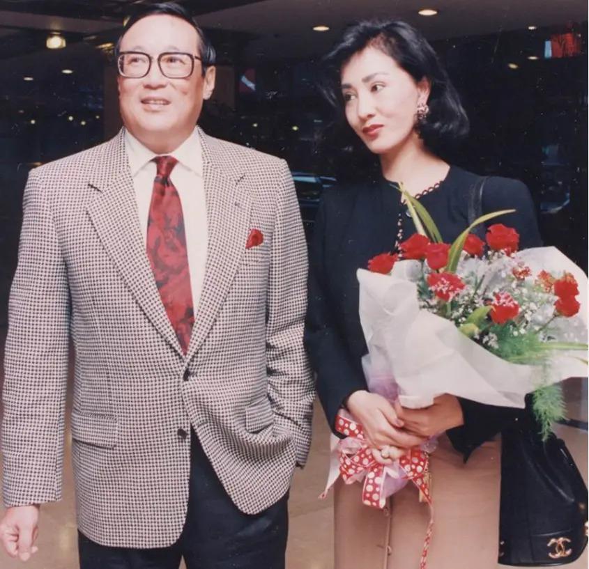 隐忍43年不离婚，丈夫去世后继承70亿财产，史上最强原配