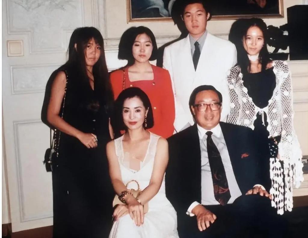隐忍43年不离婚，丈夫去世后继承70亿财产，史上最强原配